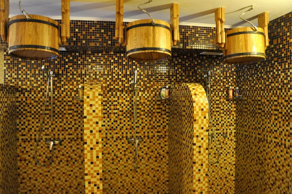 Обливні відра над мозаїчними душовими